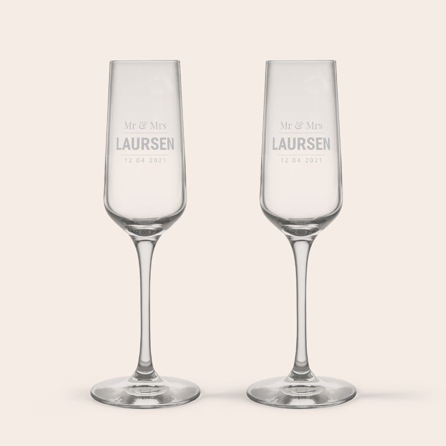 Champagneglas To champagneglas i krystal med deres navn Hr & Fru Laursen og dato 12 04 2021 indgraveret