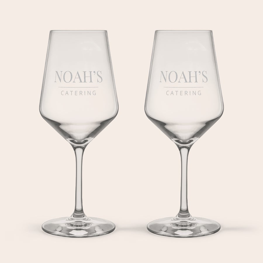 Kozarec - rdeče vino Dva personalizirana kristalna kozarca za vino z vgraviranim imenom Noah's Catering. Popestrite njihove vinske trenutke.
