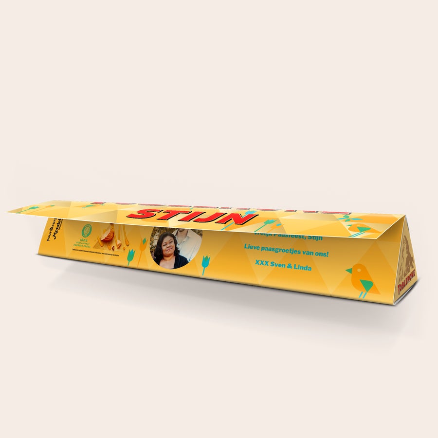 Toblerone Pasen met naam Gepersonaliseerde Toblerone paasreep met naam "STIJN", foto en de tekst "Lieve paasgroetjes van ons! XXX Sven & Linda", gedrukt op de wikkel.