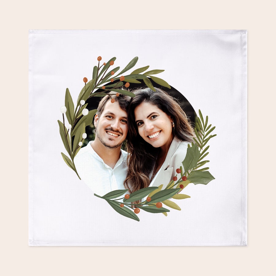 Tovaglioli Personalizzati Tovagliolo personalizzato bianco con una foto di coppia stampata all'interno di una corona di foglie e bacche. Preparare la tavola sarà una festa con questi tovaglioli dal design unico.