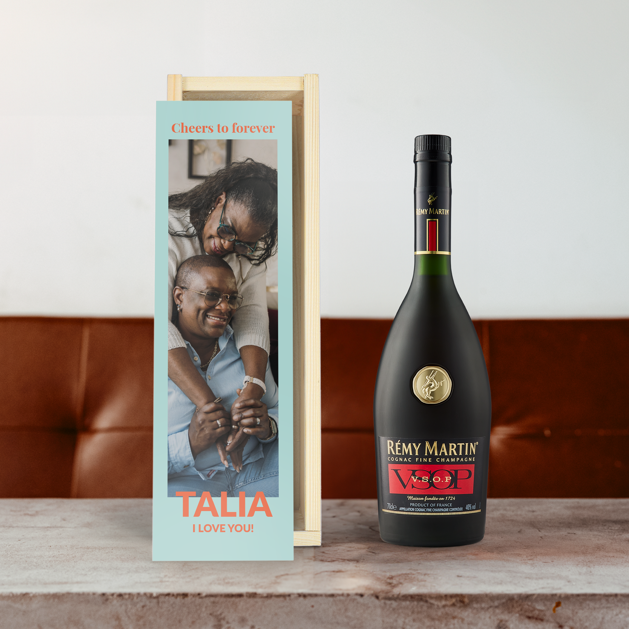 Remy Martin VSOP cognacflaska i ett personligt fodral, med tryckt foto, texten "Cheers to forever", "Talia" och "I love you" på utsidan.