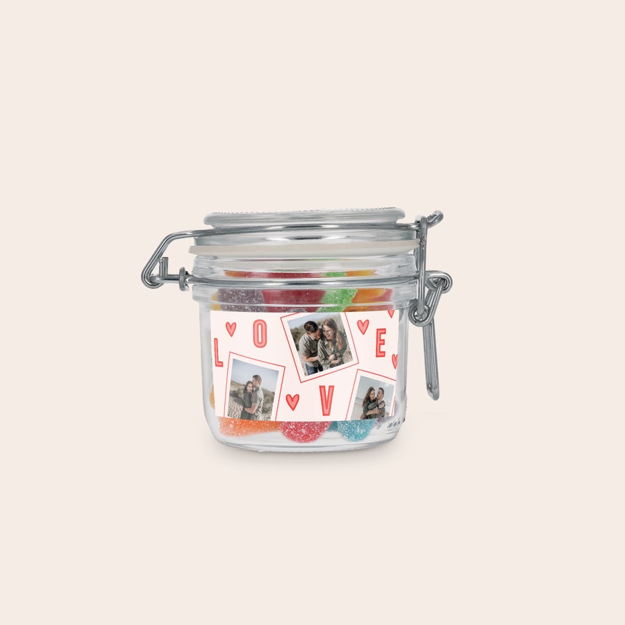 Bocal à bonbons personnalisé Bocal à bonbons personnalisé avec des bâtonnets acidulés et une étiquette imprimée avec des photos et le mot LOVE
