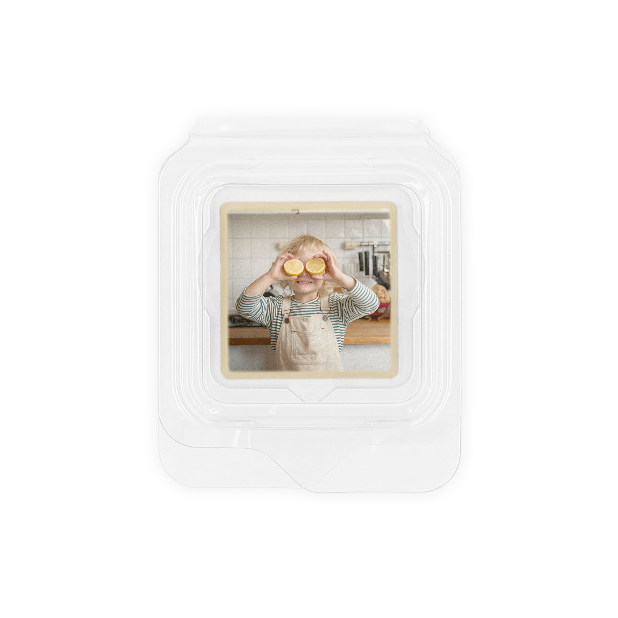 50 Fotopralinen einzeln verpackt mit gedrucktem Bild eines Kindes das Zitronen vor die Augen hält, ideal als personalisiertes Gastgeschenk