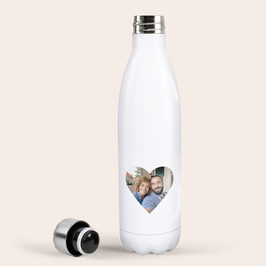 Botella de agua con foto Botella de agua térmica blanca con una foto de pareja impresa en forma de corazón, ideal como compañero de aventuras personalizado.