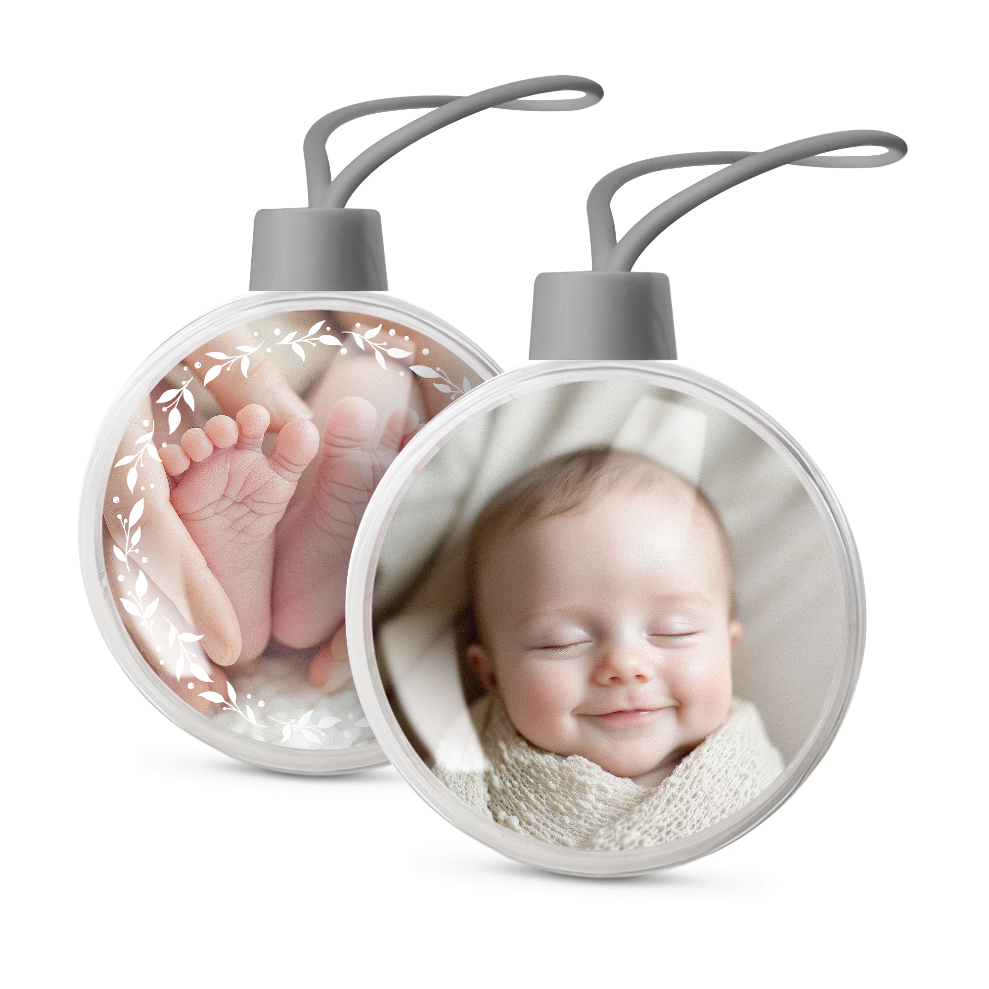 La première boule de Noël de bébé avec photo, personnalisée avec un bébé souriant et des petits pieds.