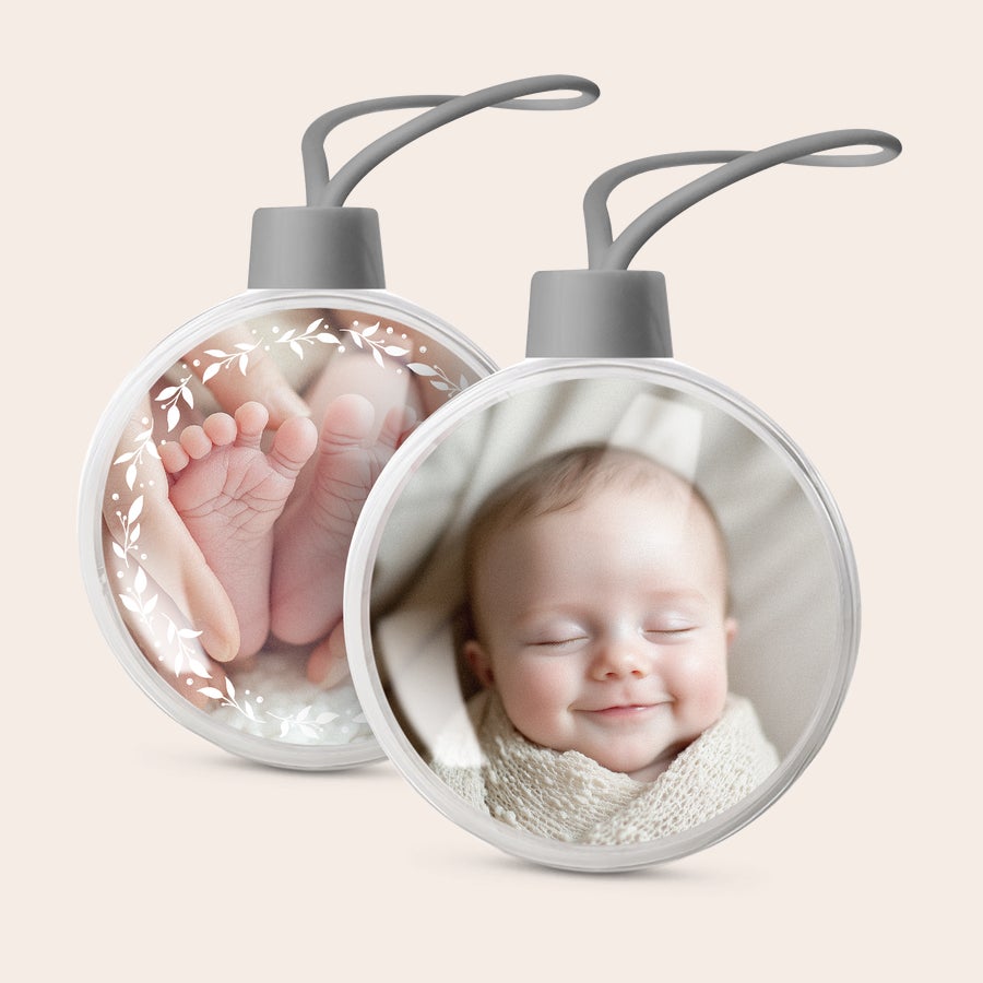 Pallina di Natale personalizzate - Primo Natale Neonato Due palline natalizie trasparenti personalizzabili con foto stampate: piedi di neonato e bambino sorridente. Festeggia il primo natale del tuo bambino con questa pallina natalizia