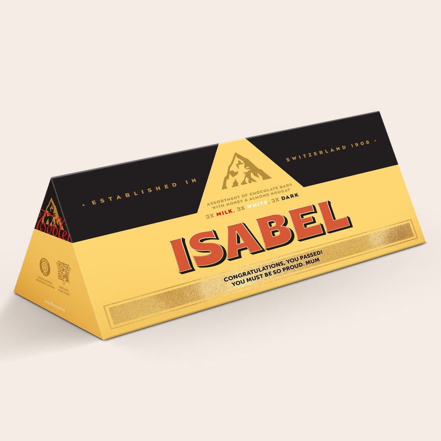 Toblerone-suklaa nimellä Tämä yksilöllinen XL Toblerone Selection -suklaapatukka, jossa on nimi "Isabel" ja viesti "CONGRATULATIONS, YOU PASSED! YOU MUST BE SO PROUD. MUM" painettuna kääreeseen.