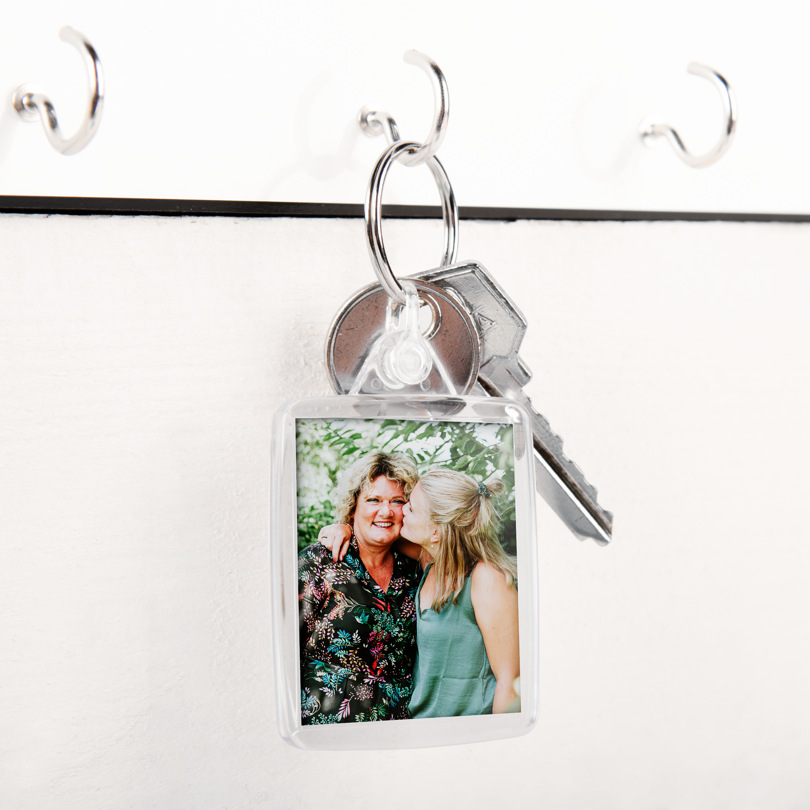 Sleutelhanger met gepersonaliseerde foto van twee vrouwen, bedrukt met een eigen ontwerp om een unieke set sleutelhangers te maken.