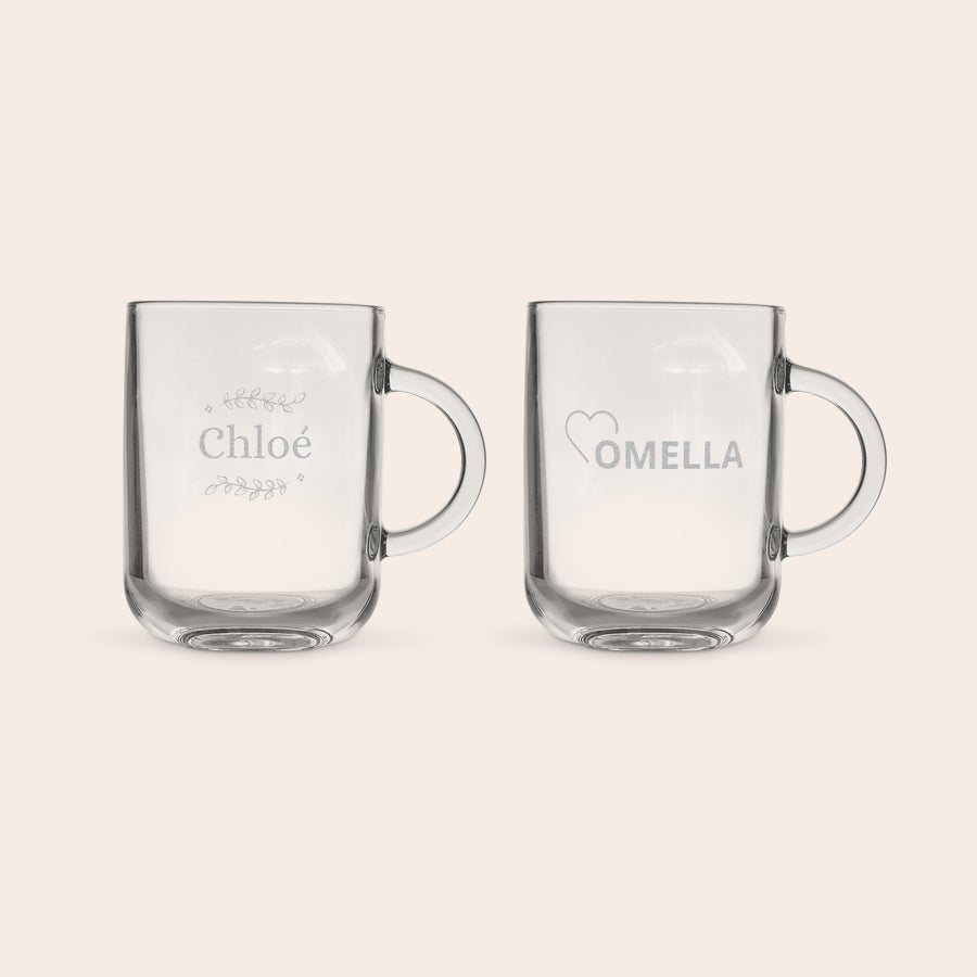 Tasse à thé personnalisée Deux tasses en verre personnalisées gravées avec les noms Chloé et Omella. Votre thé préféré dans une tasse élégante.