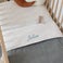 Přikrývka na postel z vaflové tkaniny s výšivkou jména - ocelově šedá