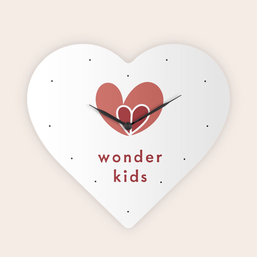 Hjerteformet vægur af træ Hjerteformet vægur trykt med rødt "wonder kids" og to hjerter. Hold øje med tiden med et anderledes vægur trykt med eget billede eller tekst
