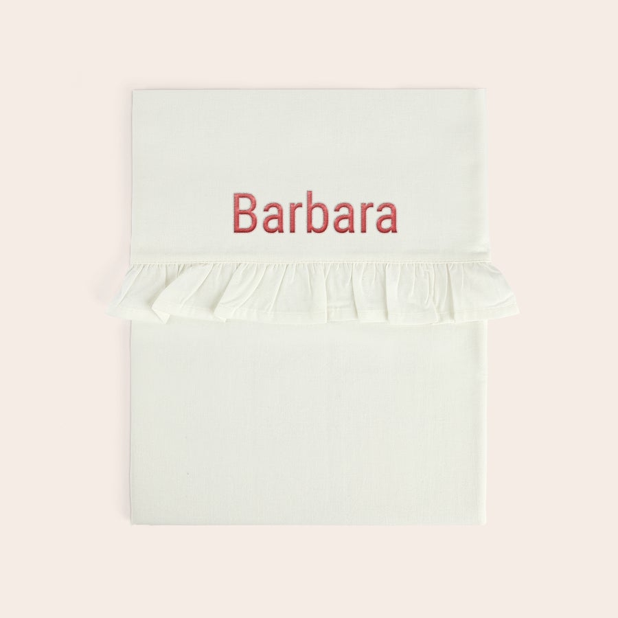Sábana para cuna bordada - Borde con volantes Sábana de moisés blanca con volante y el nombre "Barbara" bordado en rojo, un regalo personalizado para bebé.