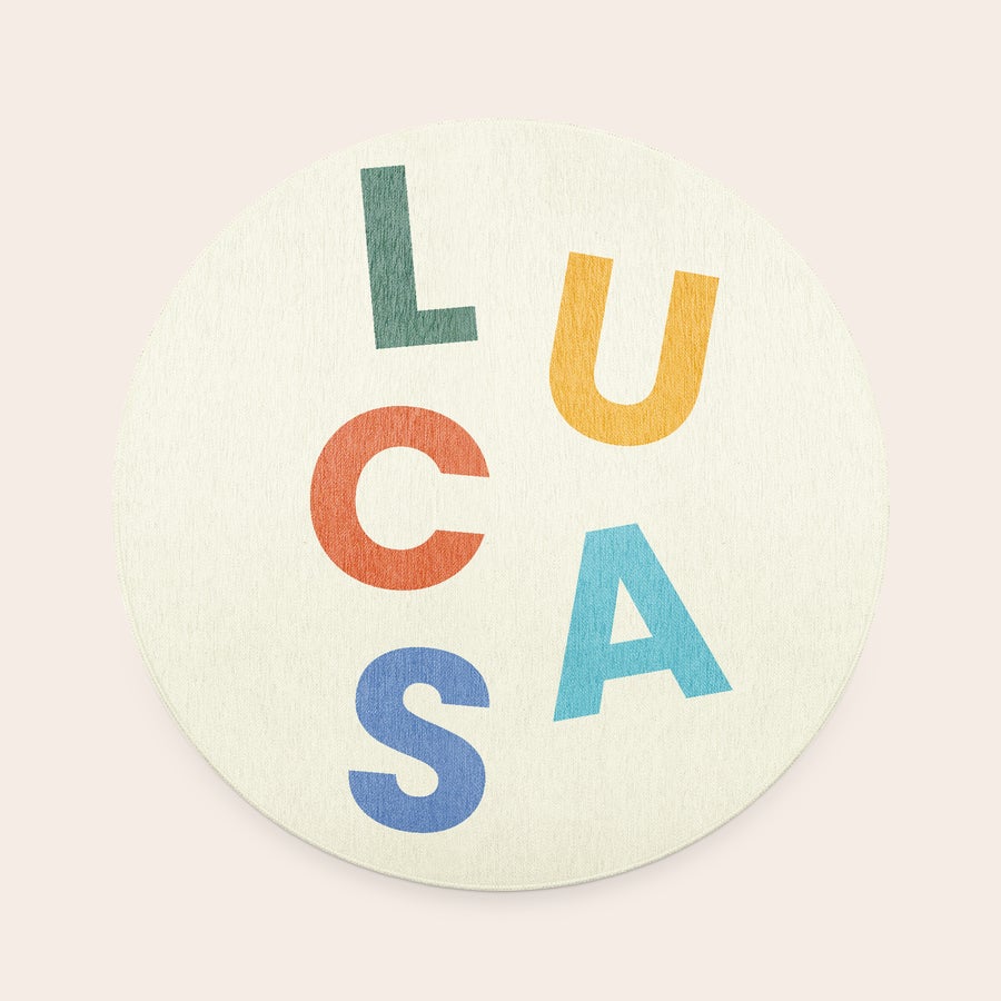 Alfombra de juego personalizada - ø 152 cm Tapete de juego personalizado redondo con el nombre "Lucasa" impreso en colores vivos.