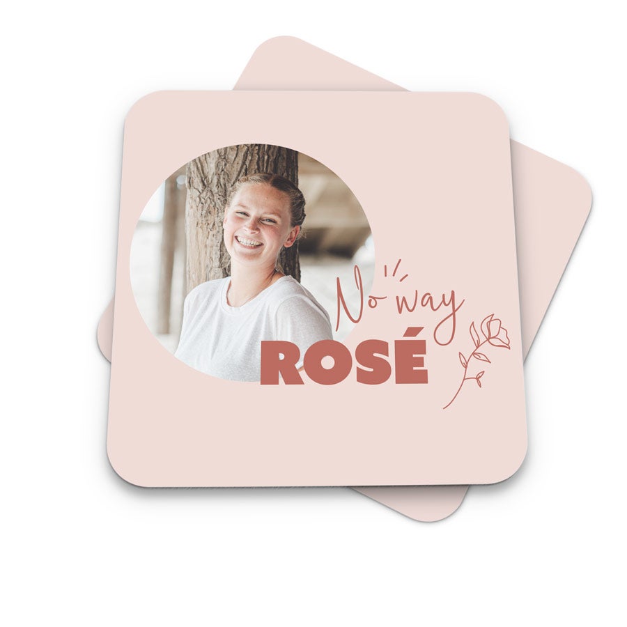 Personalizovaný podtácek s potištěnou fotografií smějící se ženy a textem "No way ROSÉ" pro ochranu povrchu