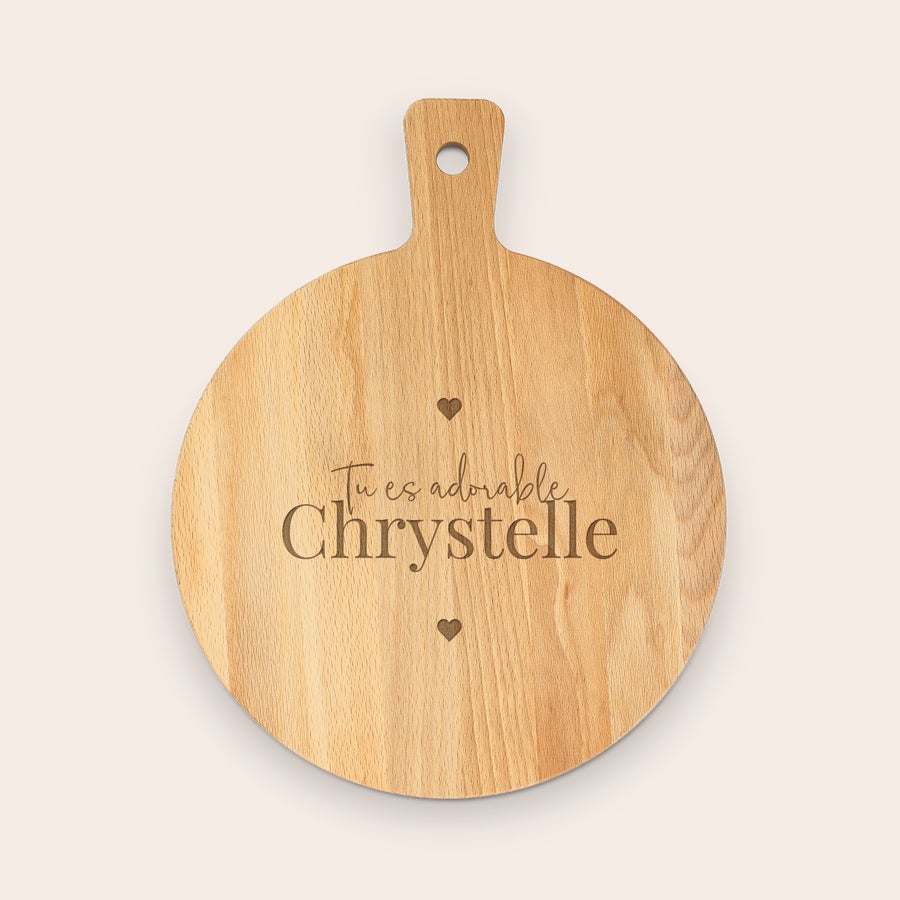 Planches à découper personnalisées Plateau de service en bois clair gravé « Tu es adorable Chrystelle » avec deux petits cœurs, personnalisable avec prénom