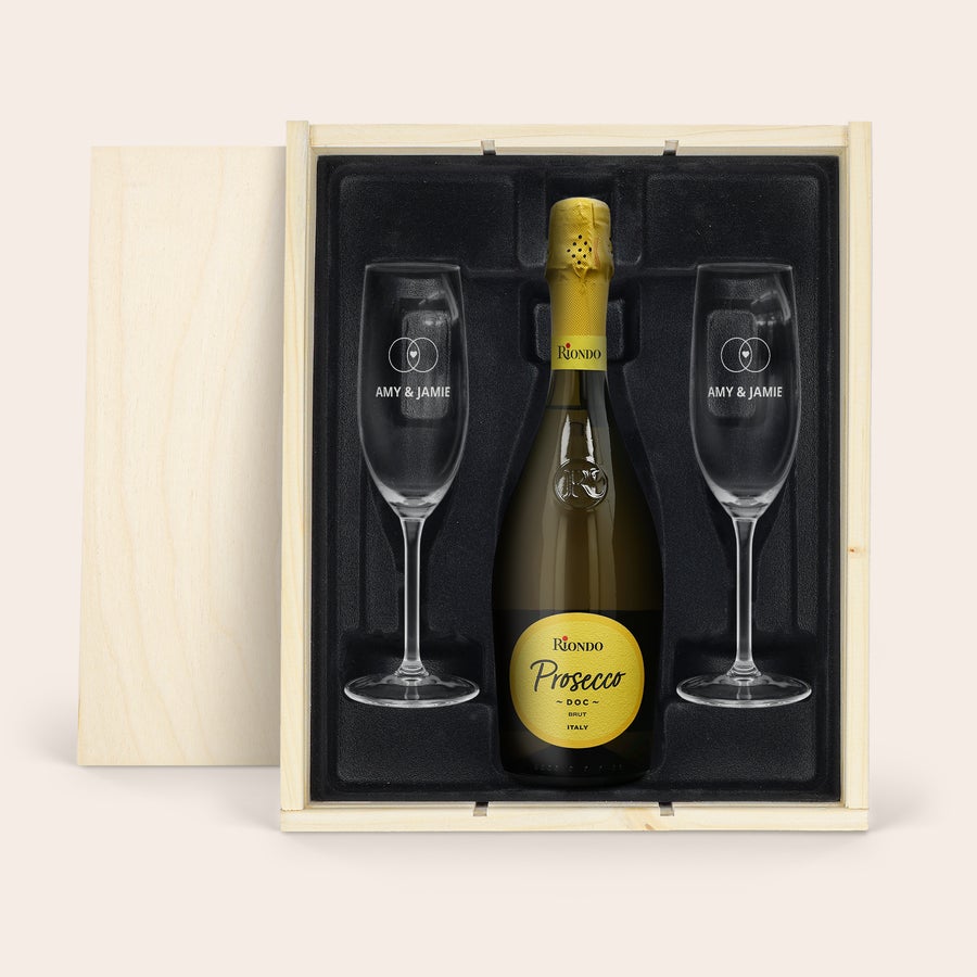 Riondo Proscecco dárkový set se sklenicemi Dřevěné pouzdro na Riondo Prosecco Spumante a dva ryté poháry se jmény Amy & Jamie a prsteny