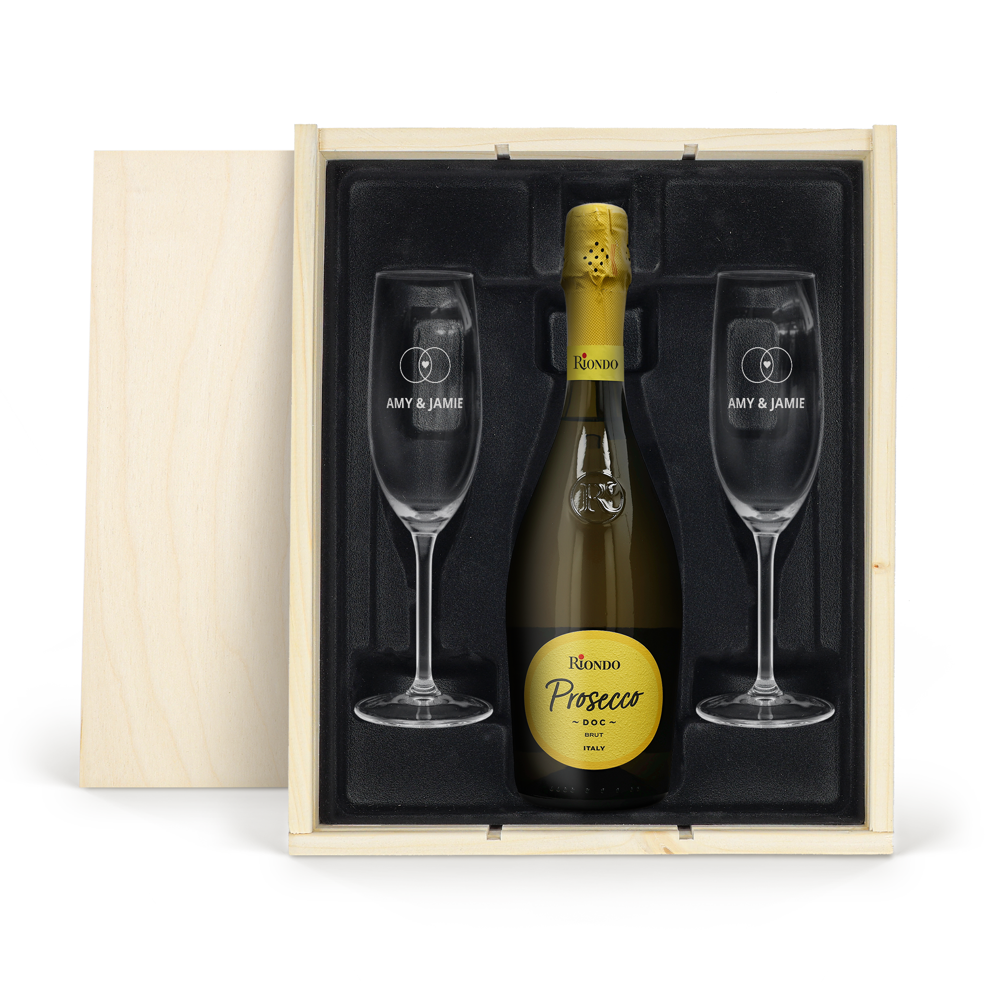 Meraviglia con un Prosecco Riondo in elegante cassetta di legno con due flute incisi con anelli e nomi Amy e Jamie