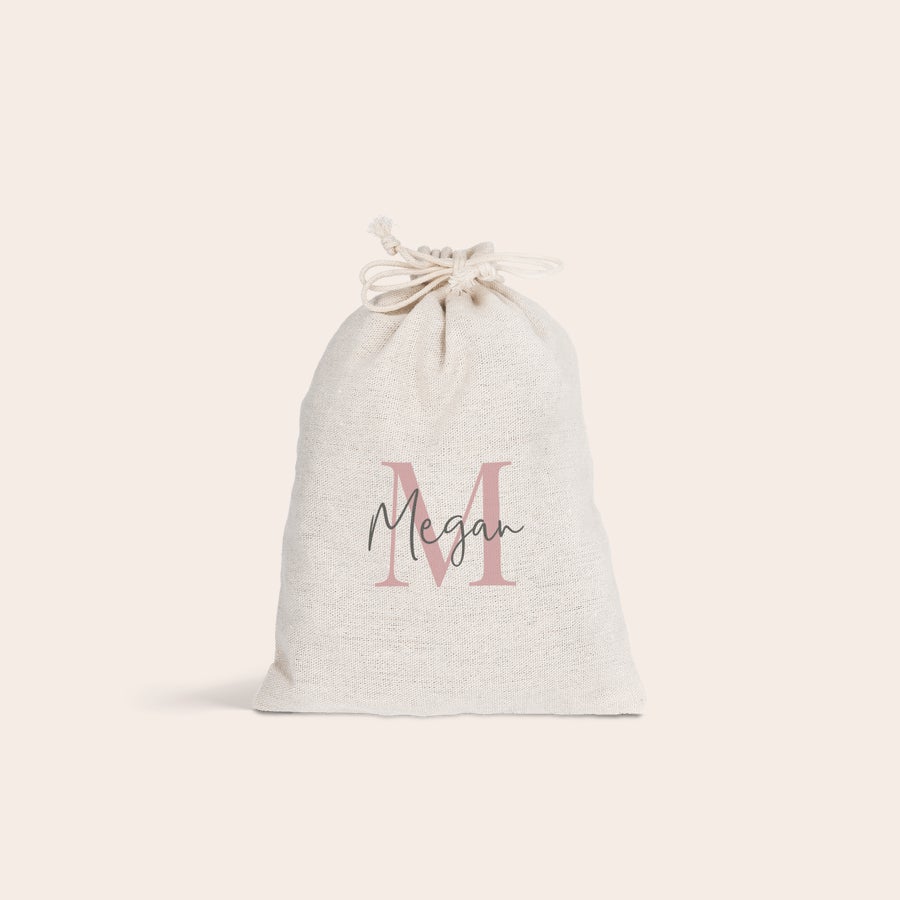 Pungă cadou cu cordon Pungă albă de cadou de Paște cu șnur, personalizată cu litera roz "M" și numele Megan tipărit