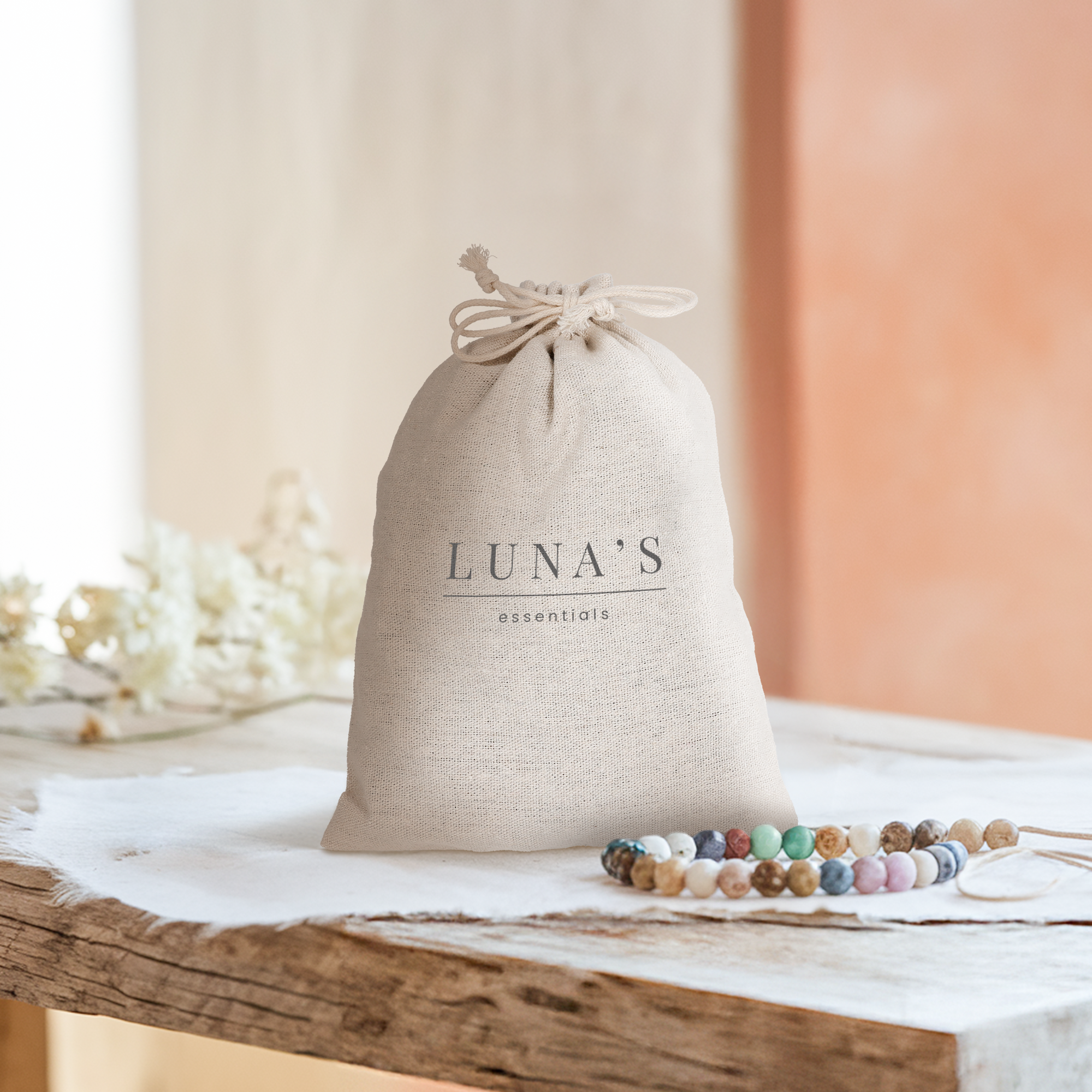 Pungă de cadou personalizată cu șnur din bumbac și in, imprimată cu textul "LUNA'S essentials", pentru Paște.