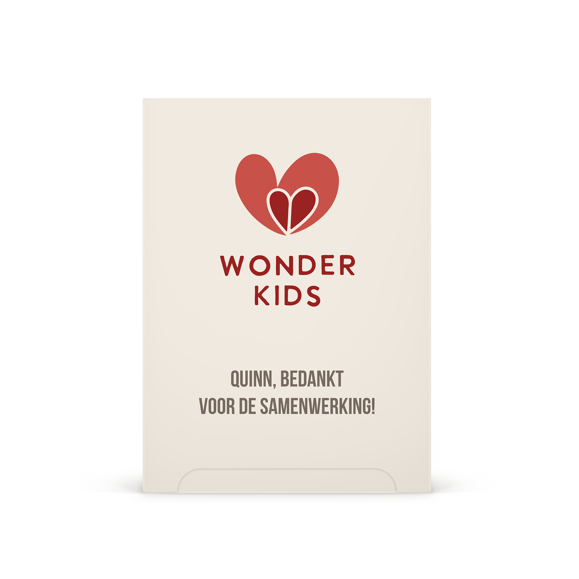 Cadeaubox met logo Wonder Kids en tekst Quinn bedankt voor de samenwerking gedrukt op de voorkant, onderdeel van een gepersonaliseerde wellness giftbox voor mannen.