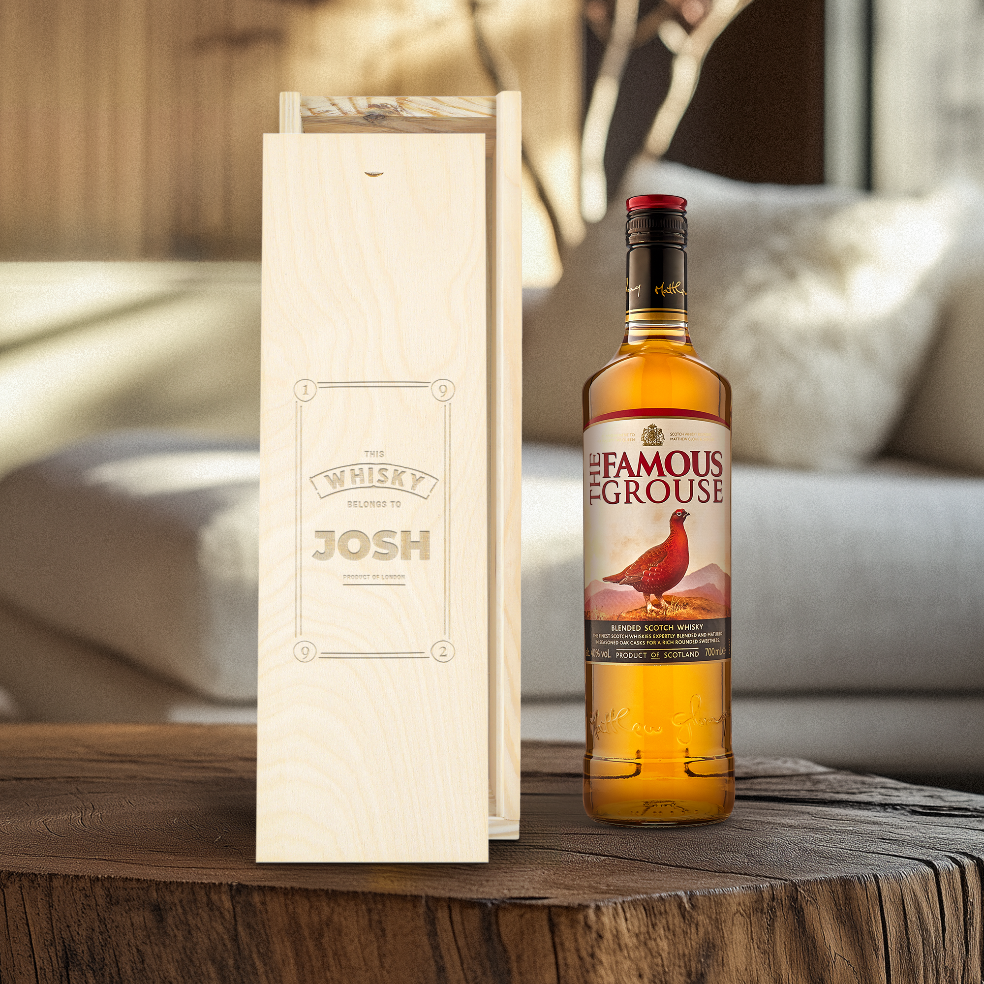 Botella de whisky The Famous Grouse con caja de madera personalizada y el nombre Josh grabado.
