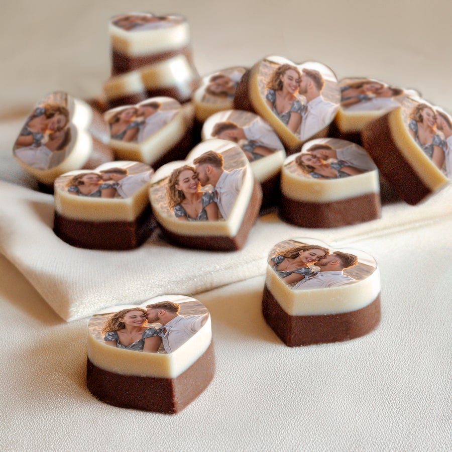 Chocolade hartjes met foto Hartvormige chocolade bonbons bedrukt met een foto van een stel, een heerlijke verrassing met chocolade bonbons met foto