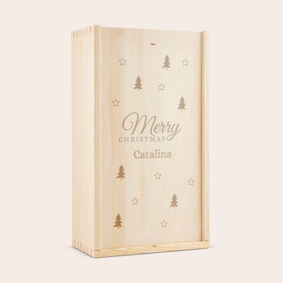 Whisky Gentleman Jack Bourbon personalizado Caja de regalo de madera grabada con pinos, estrellas y el texto "Merry Christmas Catalina". Ideal para una botella de whisky Gentleman Jack.