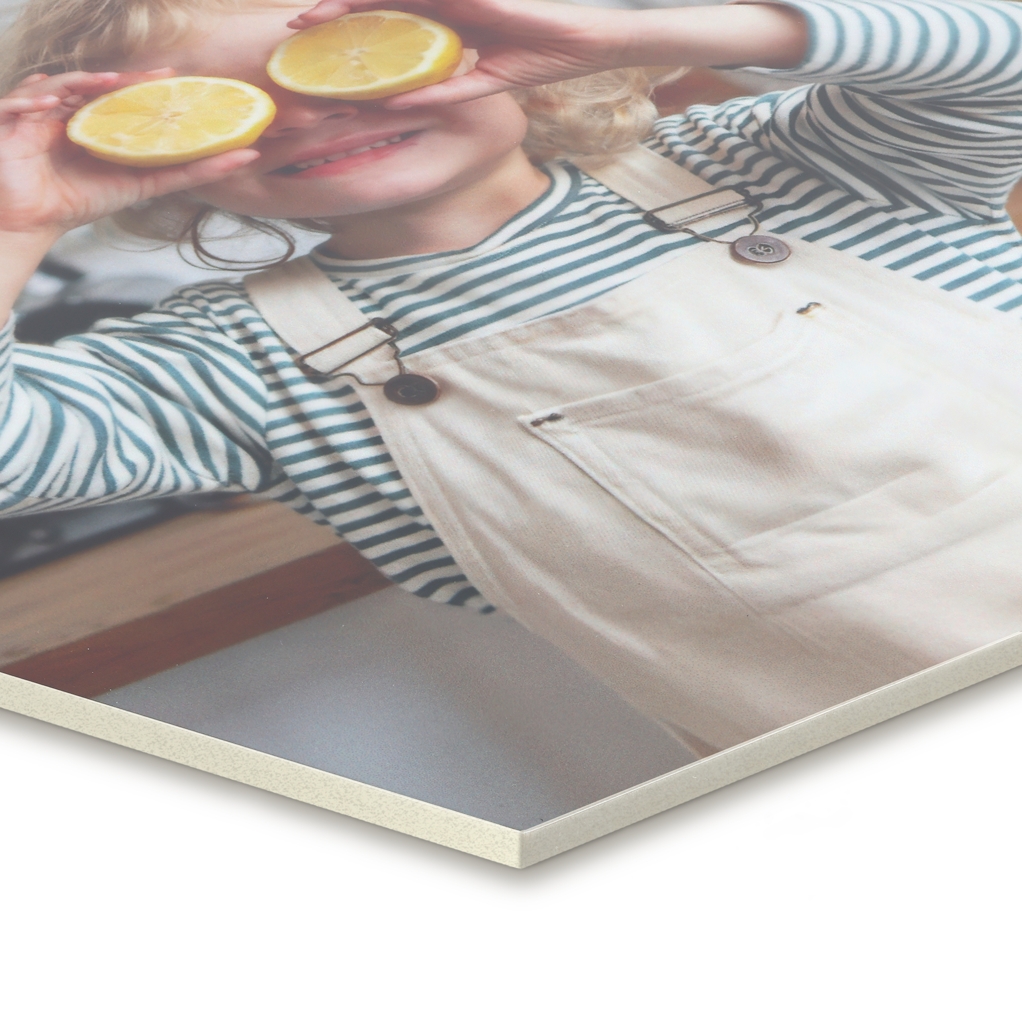 Panel de arte de madera personalizado con una niña sonriente y limones impresos.