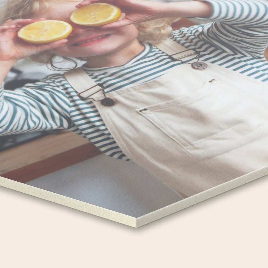 Panneaux muraux géométriques personnalisés Panneau mural personnalisé avec photo d'un enfant souriant, imprimée sur un panneau de bois.