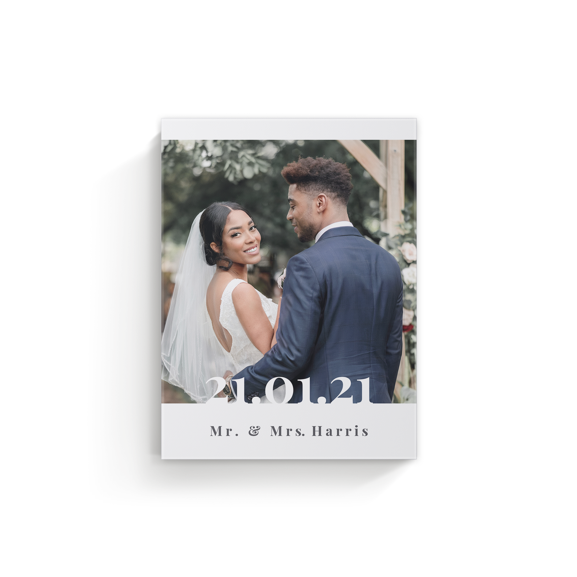Personalizovaná fotografia svadobného páru vytlačená na plátne s dátumom 21.01.21 a menami Mr. & Mrs. Harris. Vaše najkrajšie fotografie vytlačíme na skutočnom plátne.