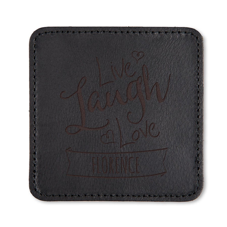 Svart gravert skinnbrikke med teksten "Live Laugh Love Florence" for enhver overflate.