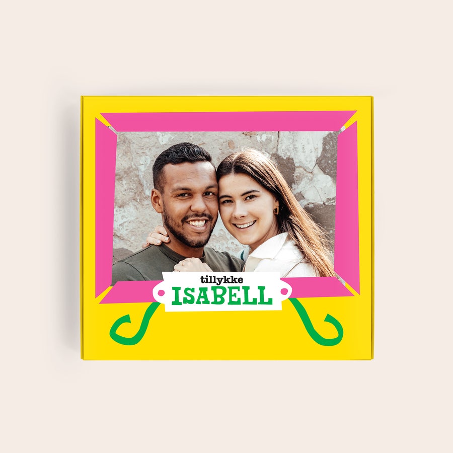 Tony's Chocolonely Chokolade Gaveæske med billede og navn Tony's Chocolonely Hasselnød gaveæske i gult design med personligt trykt foto af et par, teksten "tillykke ISABELL"