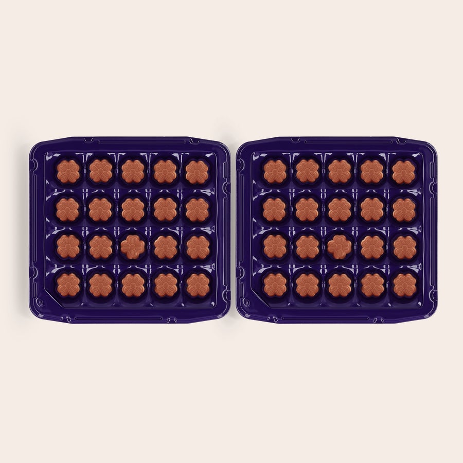 Praline Milka Grazie Confezione regalo personalizzata Say it with Milk aperta con praline di cioccolato a forma di fiore Milka