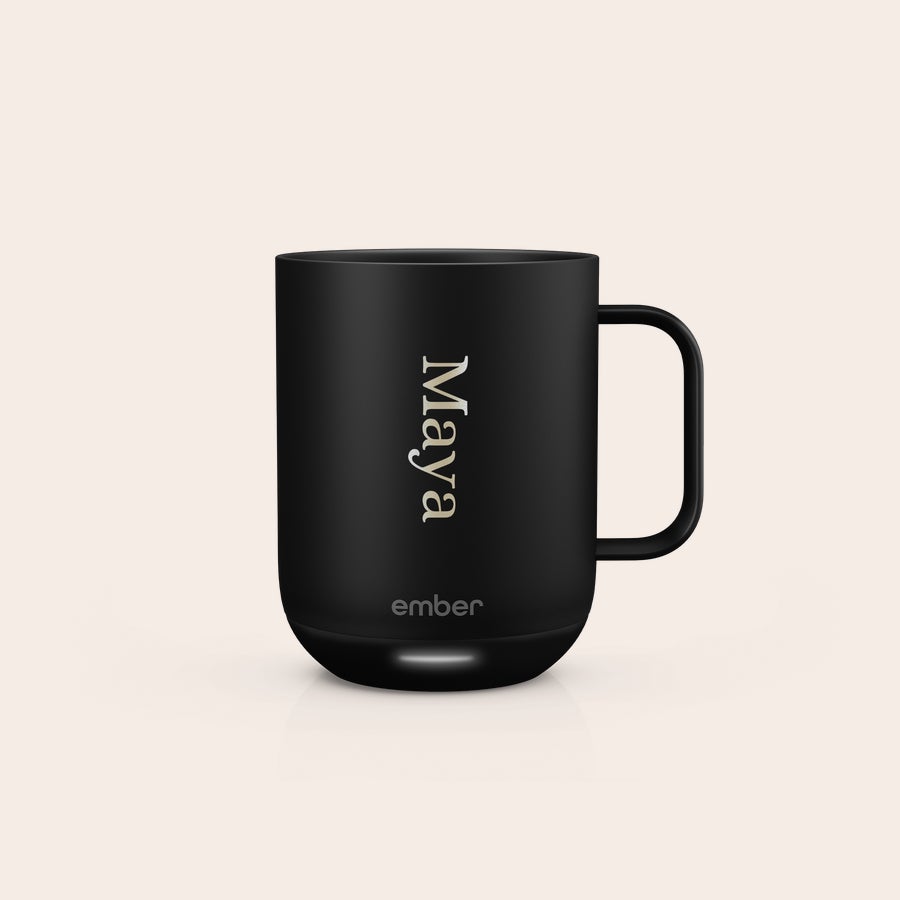 Ember Smart Control Mug Svart personlig Ember Control Cup lasergraverad med namnet Maya för att njuta av varje klunk.
