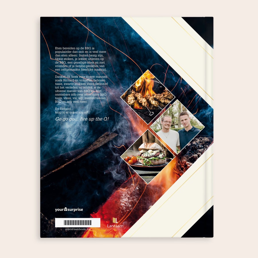 Barbecue kookboek "BBQ King/Queen" personaliseren Gepersonaliseerd barbecue kookboek met de naam Richard en BBQ-tips, foto's van vuur, een burger en twee mannen.