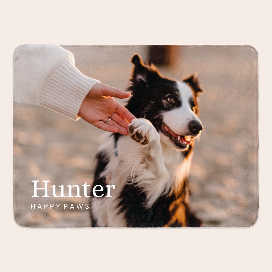 Fleecetæppe med billede Personligt fleecetæppe med trykt billede af hund, tekst HUNTER HAPPY PAWS