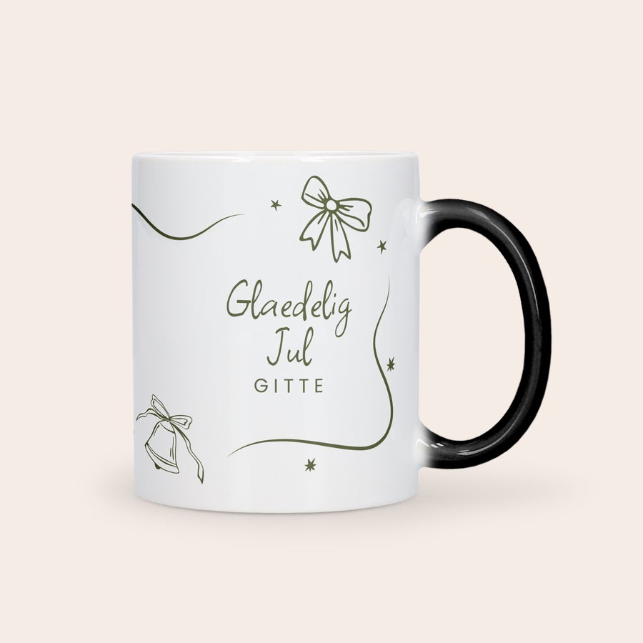 Magisk krus med billede Magisk Krus med Billede med sort håndtag og personlig tekst Glaedelig Jul Gitte, printet med sløjfer og stjerner