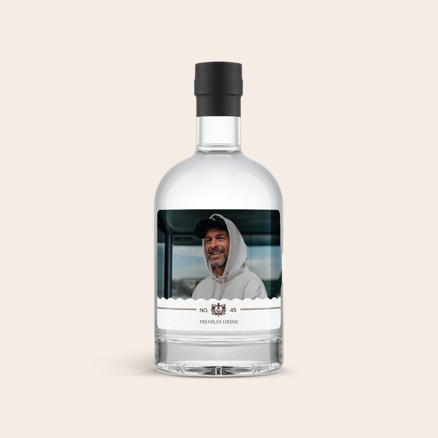 Personalizovaná YourSurprise vodka Lahodná láhev vodky s personalizovaným štítkem s fotografií muže v mikině a textem Premium Drink