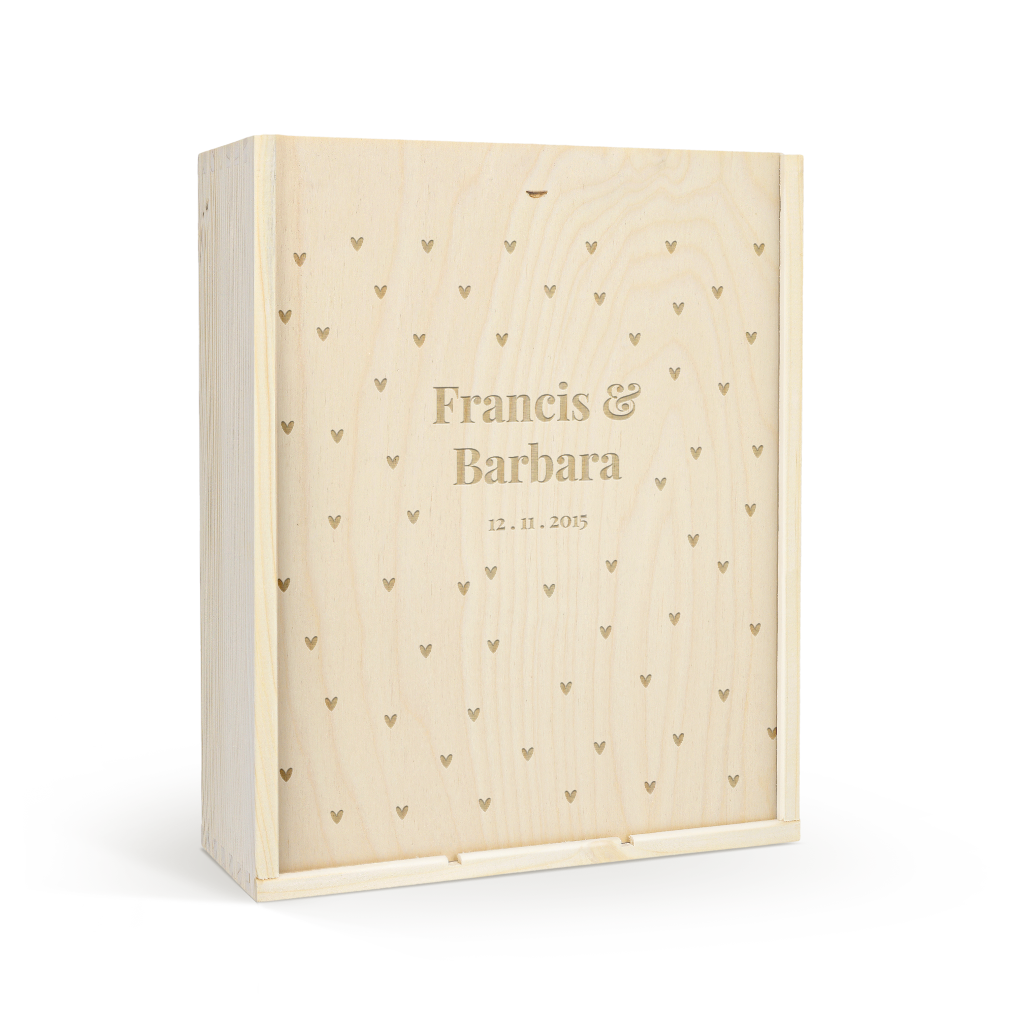 Un coffret de vin rouge en bois, avec couvercle gravé Francis & Barbara et un motif de petits cœurs