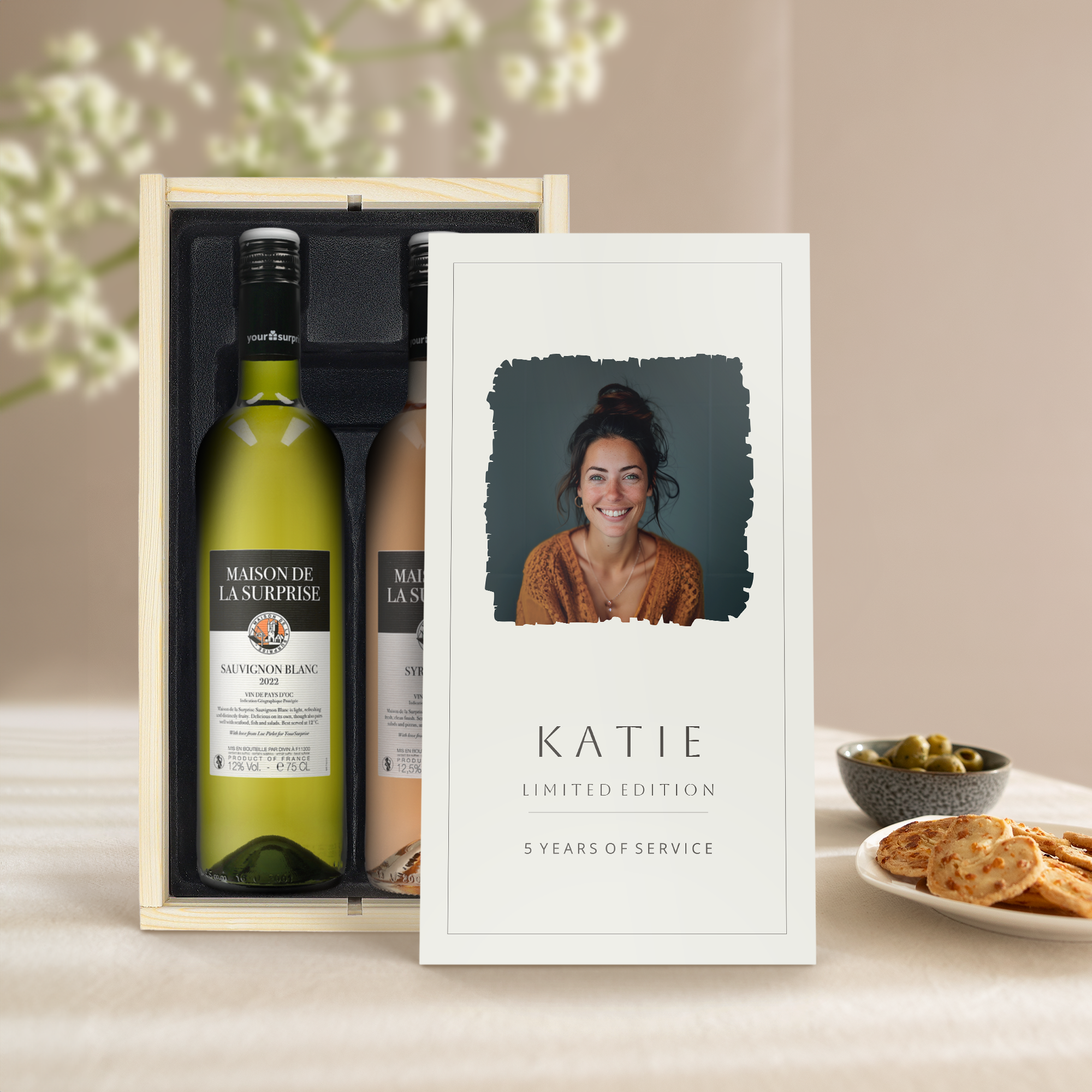 Confezione regalo in legno con due bottiglie di vino Luc Pirlet e cartoncino personalizzabile con foto, nome Katie e testo "5 Years of Service".