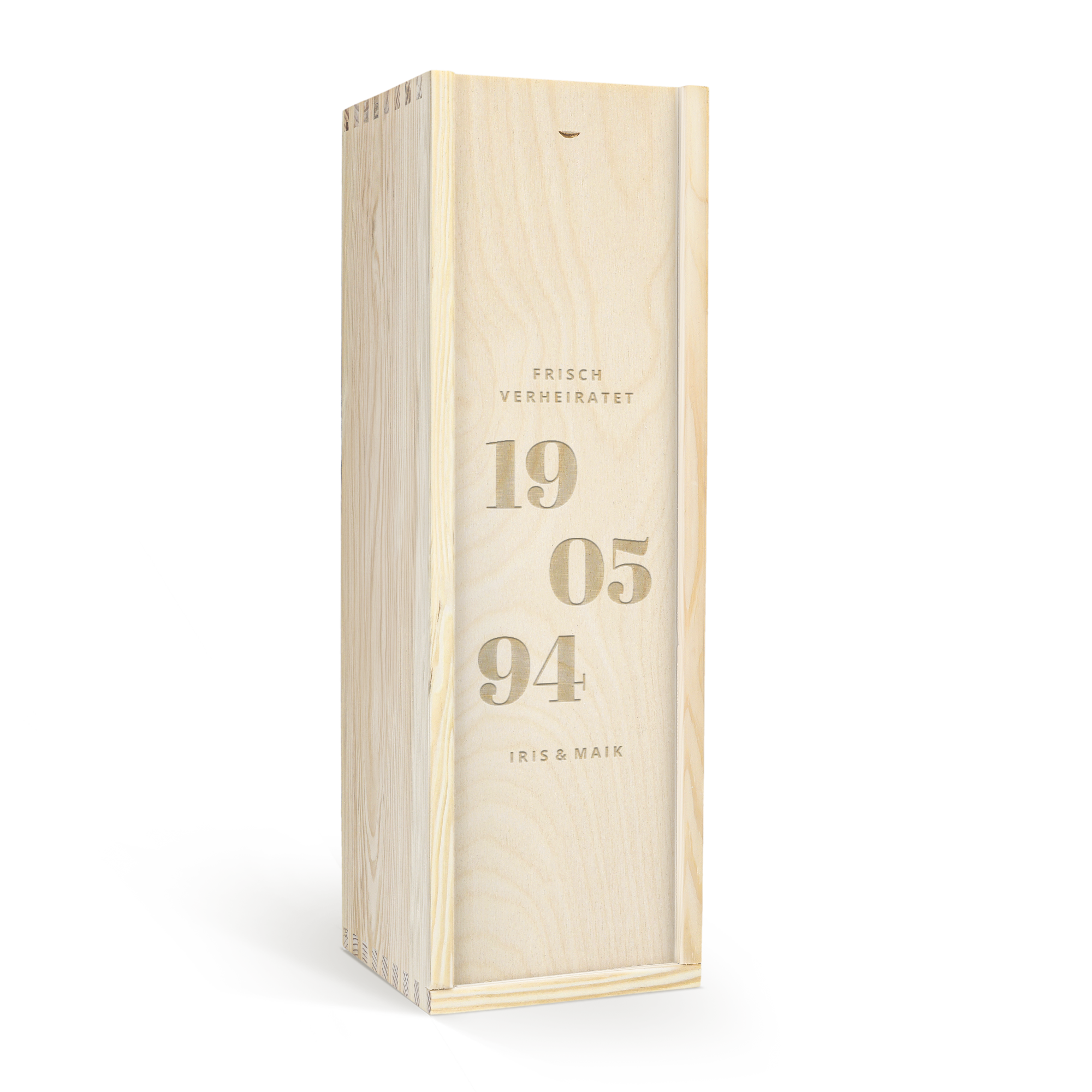 Personalisierte Moët & Chandon Weinkiste aus Holz graviert mit dem Text Frisch verheiratet 19 05 94 und Iris & Maik