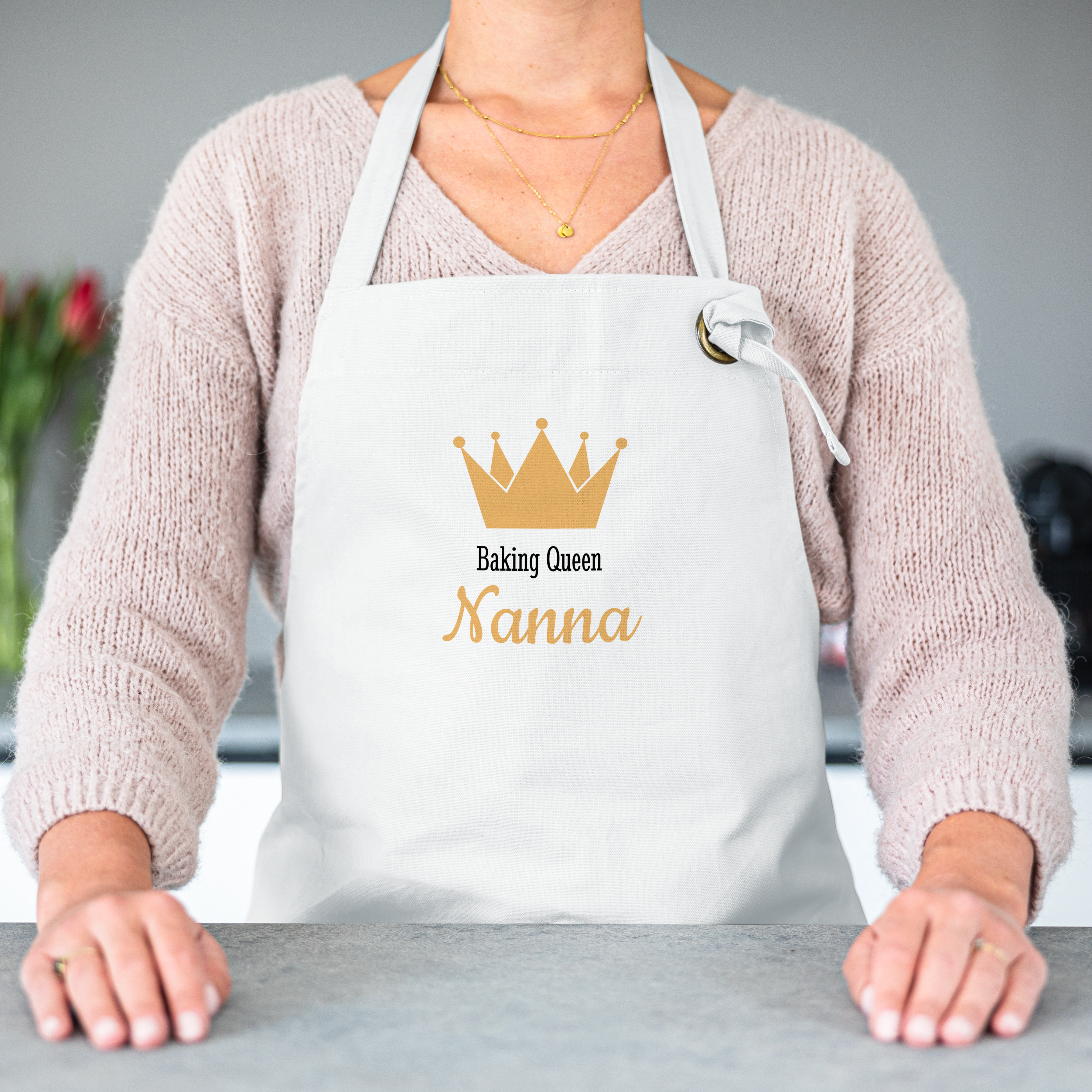 Hvidt forklæde med en guld-krone, teksten Baking Queen og Nanna trykt i sort og guld, design dit eget unikke forklæde med billede og tekst.