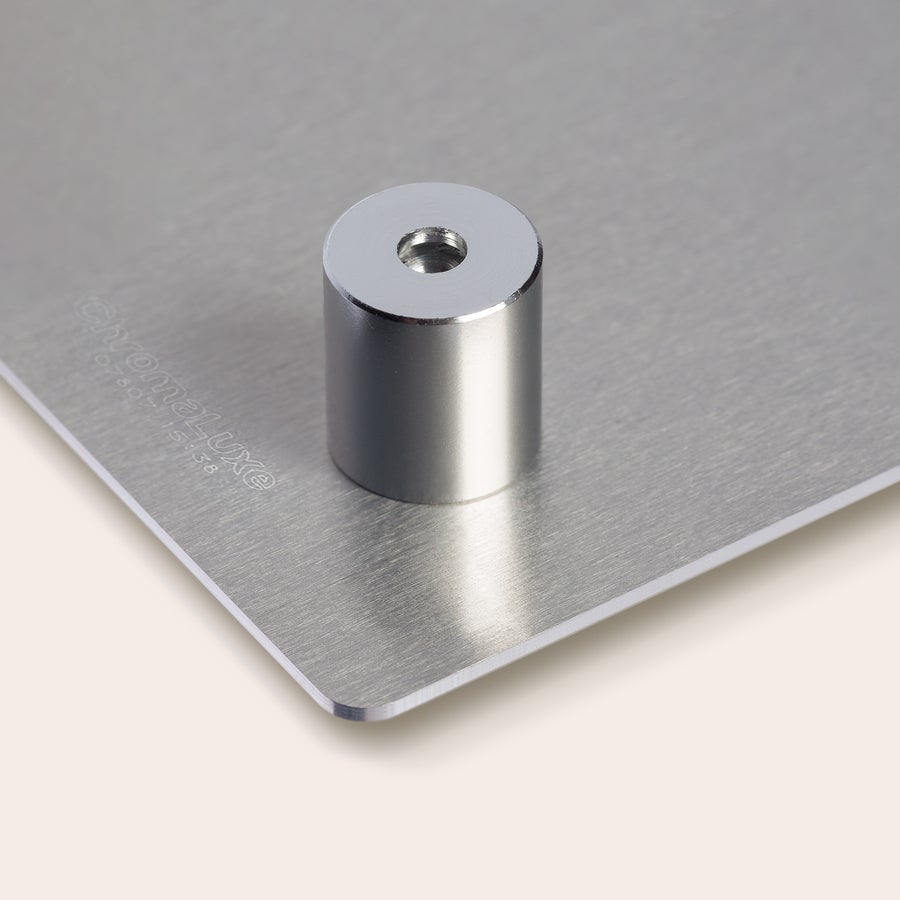 Personlig husskilt Nærbilde av et personlig husskilt i aluminium med kromfarget avstandsrør og diskret Chromaluxe-trykk.