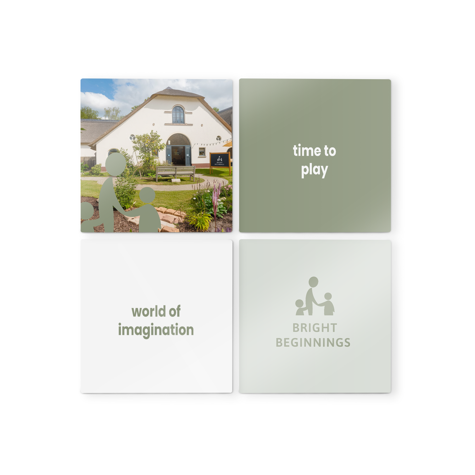 Holz-Wandbilder im Viererset mit personalisiertem Foto und Text, gedruckt mit dem Motiv eines Hauses und zwei Logos.