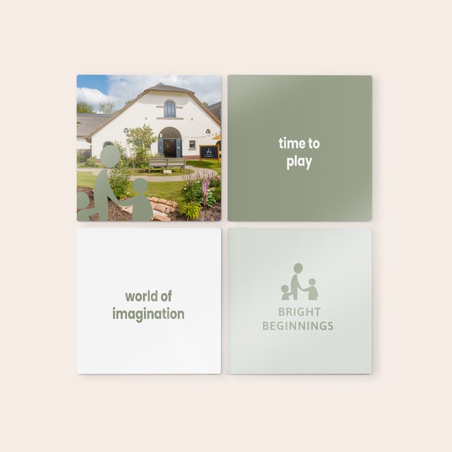 Personlig Billedvæg Et sæt af fire firkantede trævægkunstpaneler med et trykt foto og tekst. Dekorer din væg med trævægkunstpaneler med dit design.