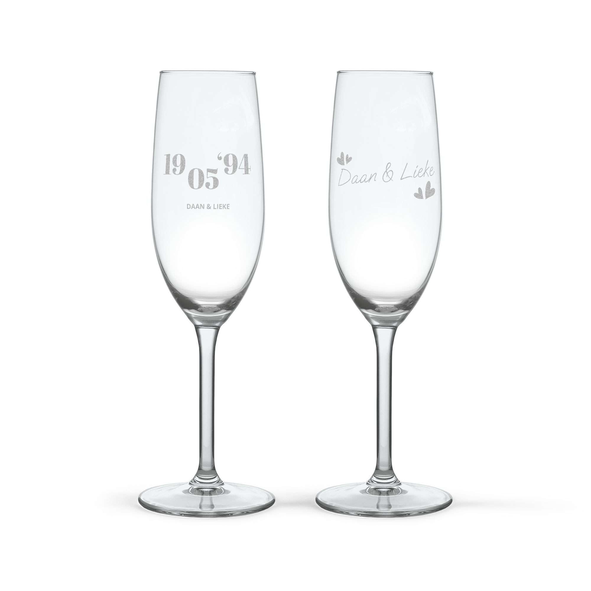 Twee gegraveerde Royal Leerdam champagneglazen met namen en data. Personaliseer een luxe champagnekist met gegraveerde glazen.