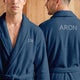 Personoitu miesten fleece-kylpytakki - brodeerattu - sininen - S/M