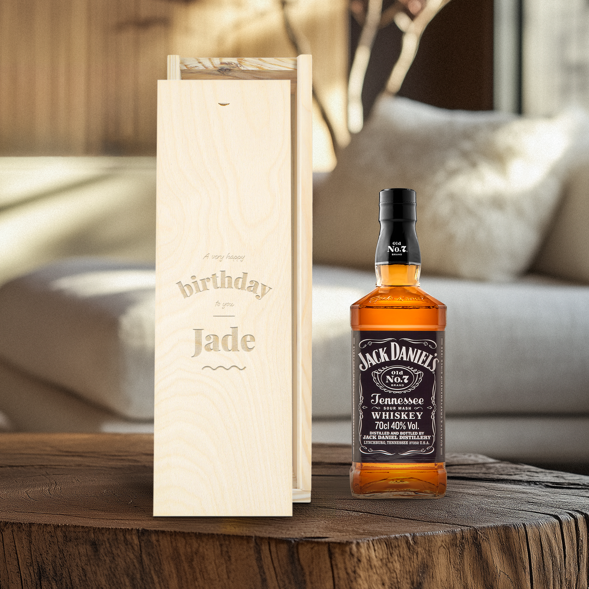 Garrafa de uísque Jack Daniels com caixa de madeira personalizada e mensagem "Happy Birthday Jade" gravada. Surpreenda com uma deliciosa garrafa de uísque Jack Daniels única!