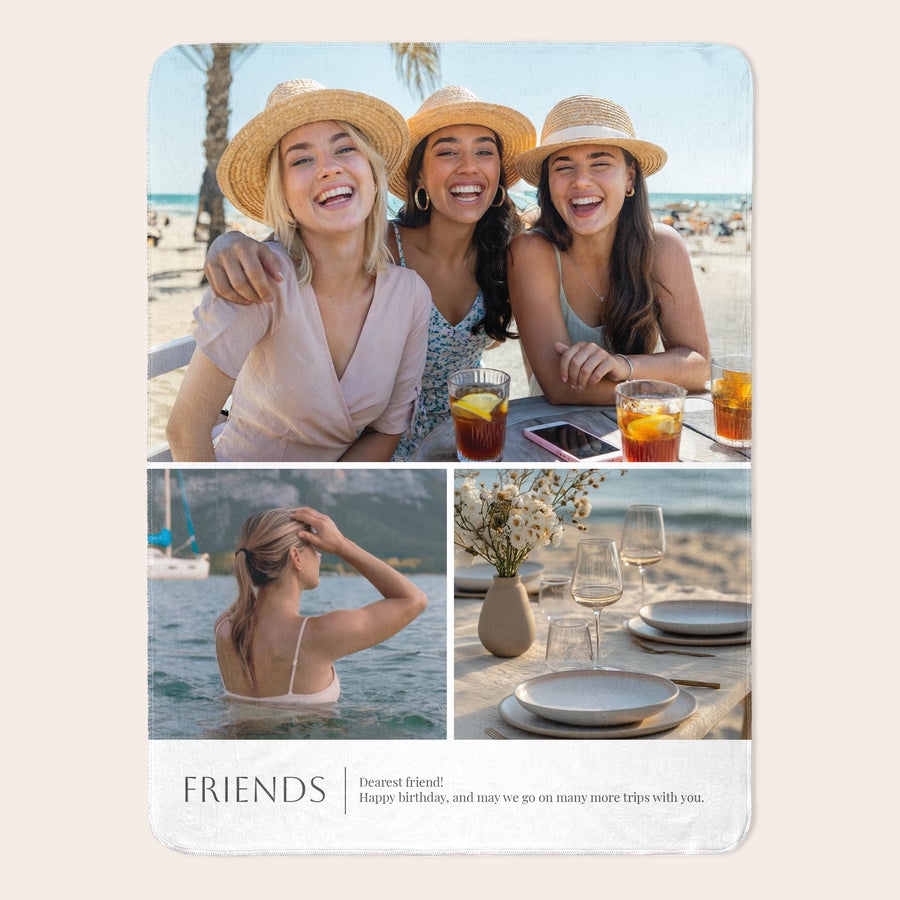 Fleecepledd med trykk Fleecepledd med eget motiv, trykt med collage av tre personlige bilder og teksten "FRIENDS" og "Dearest friend! Happy birthday, and may we go on many more trips with you."