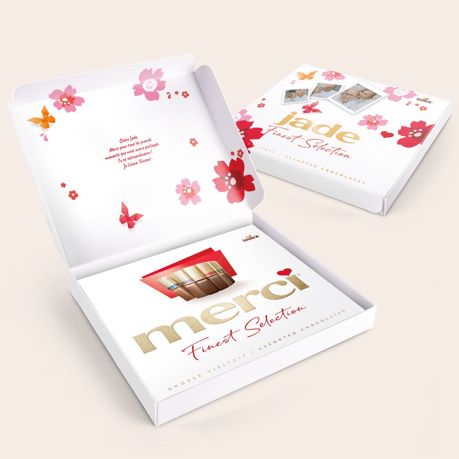 Chocolat Merci avec carte personnalisée - 250 grammes Chocolat Merci avec carte personnalisée - 250 grammes, motif fleuri, avec message imprimé et photos sur la boîte.